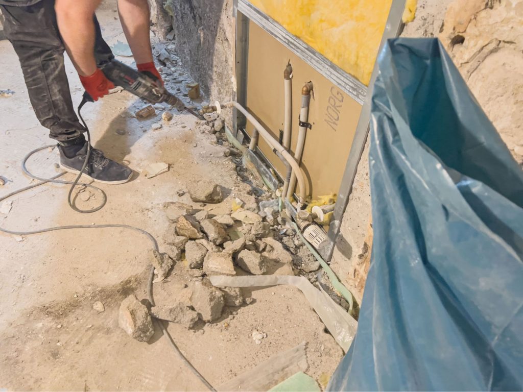 Wir bieten professionelle Abrissarbeiten für Gebäude, Innenräume und Außenbereiche.