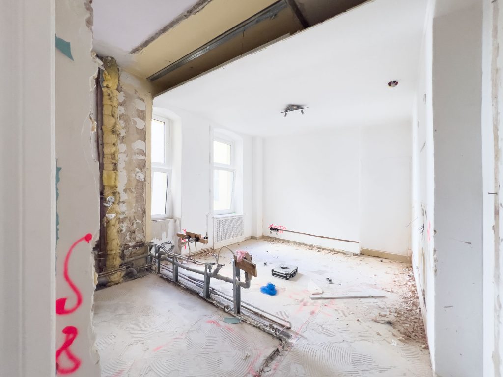 Wir bieten professionelle Abrissarbeiten für Gebäude, Innenräume und Außenbereiche.